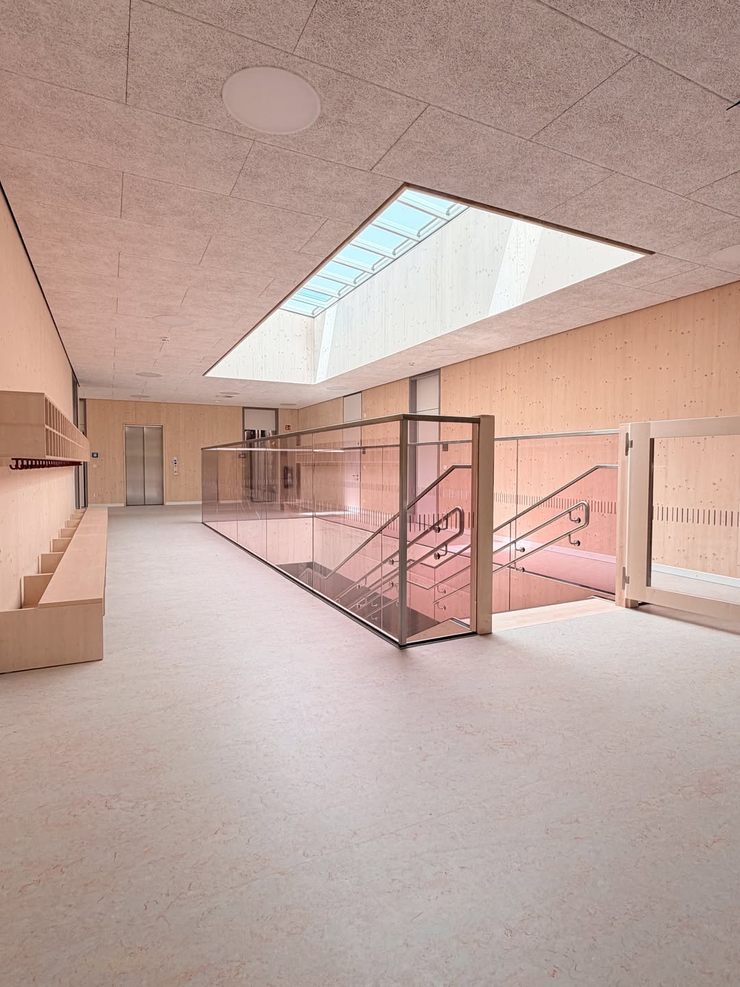 Treppenhaus im Obergeschoss mit Dachfenster und Sichtholzwänden