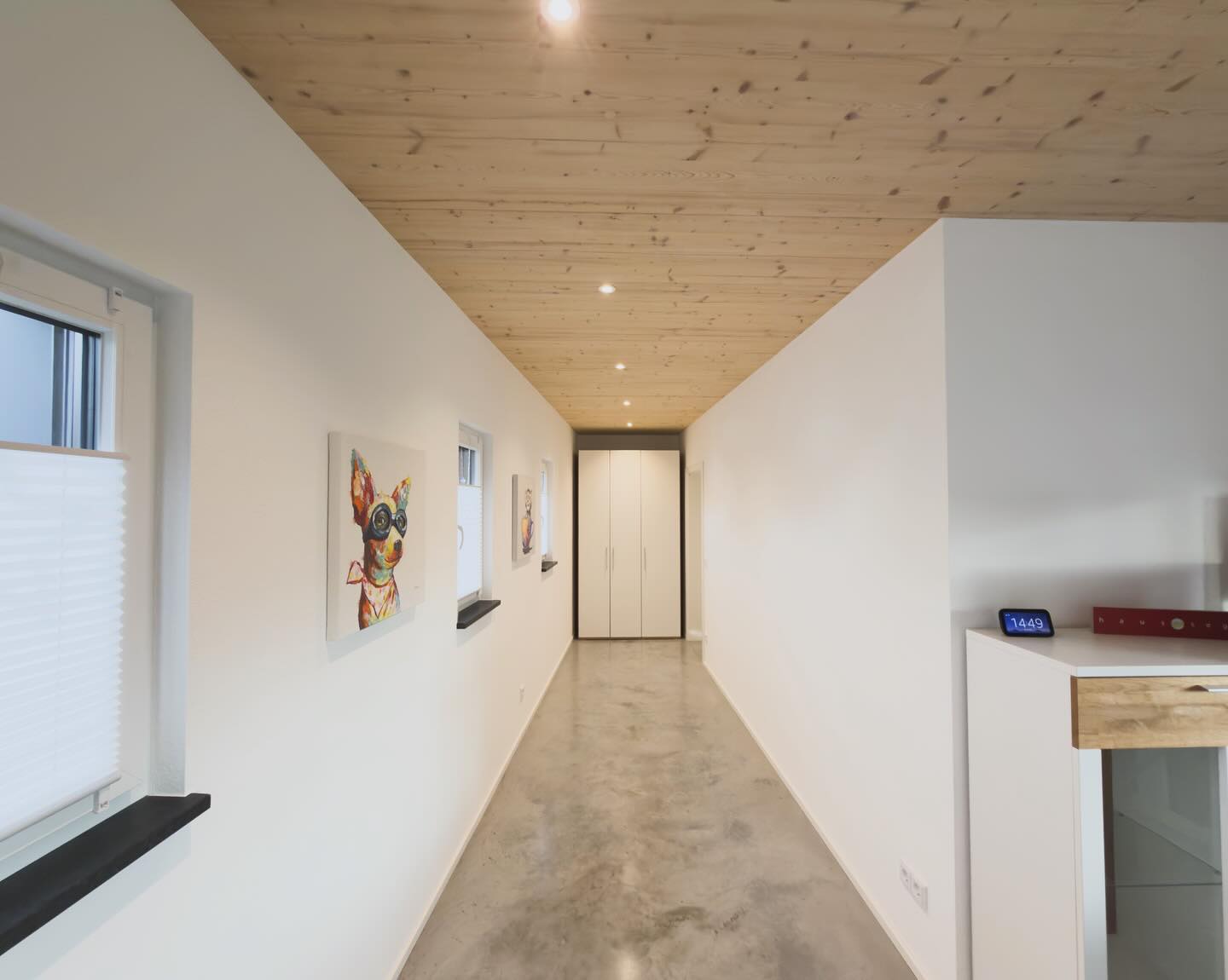 Flur im Anbau mit sichtbarer Decke aus Brettsperrholz
