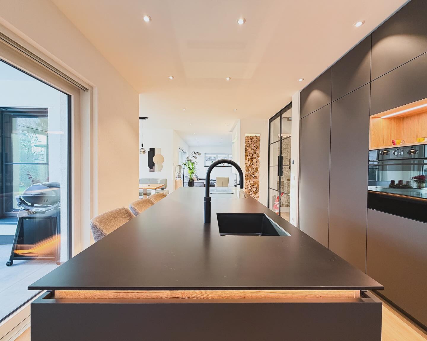 Küche mit Blick in den offenen Wohnbereich des Hauses