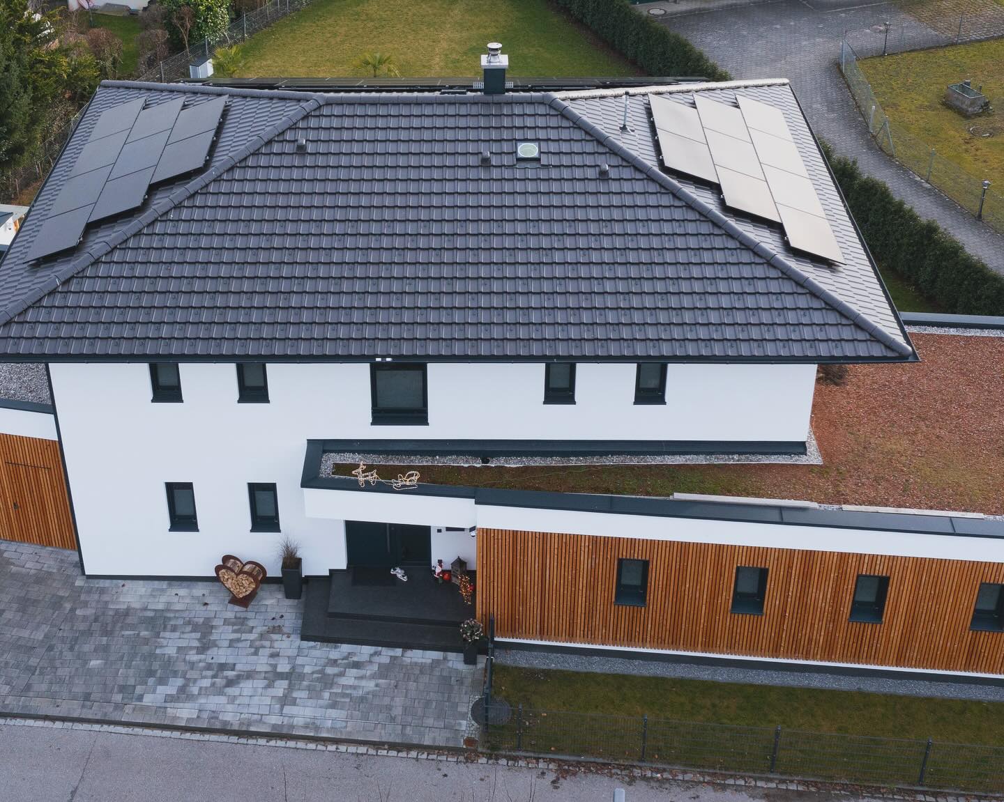 Luftaufnahme der Eingangsseite inklusive Holzfassade